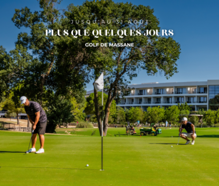 Golfeur sur le parcours 18 trous du Golf de Massane pendant les offres estivales près de Montpellier.