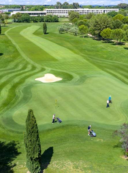 golfeur profitant d'un parcours d'exception au golf de massane